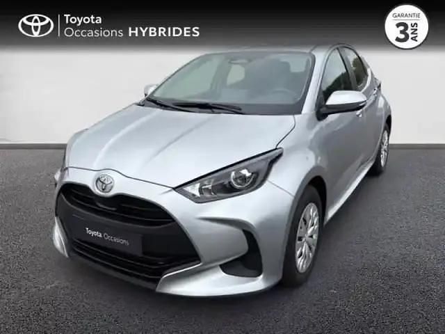 Gris minéral (m) Utilisé 2025 Toyota Yaris Hybrid Berline | 22 480 € (Prix juste) - Image 1/4