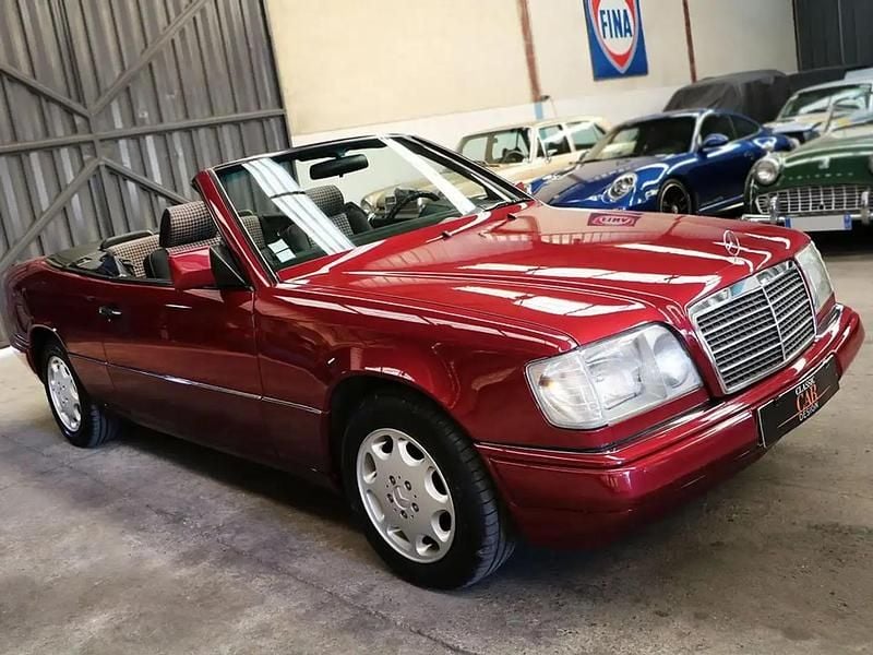 Rouge Occasion 1993 Mercedes E220 Cabriolet | 22 900 € - Image 1/4