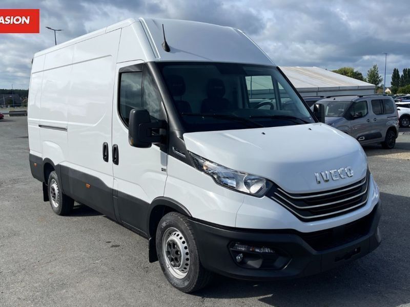 Blanc Utilisé 2023 Iveco Daily Van | 49 080 € - Image 1/4