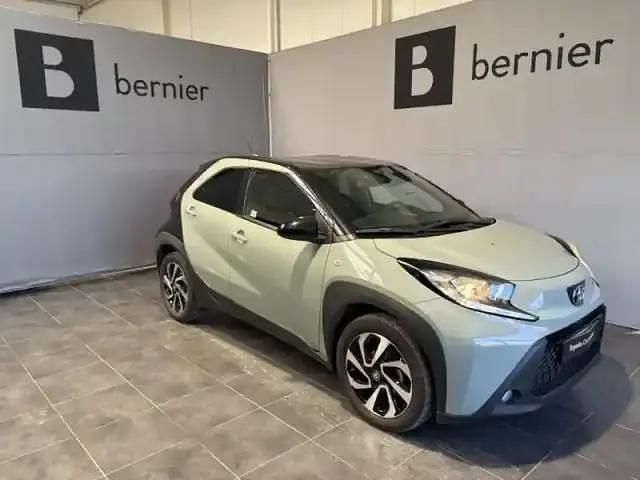 Biton bleu genièvre métal/toit noir Utilisé 2024 Toyota Aygo X Design SUV | 14 880 € - Image 1/4
