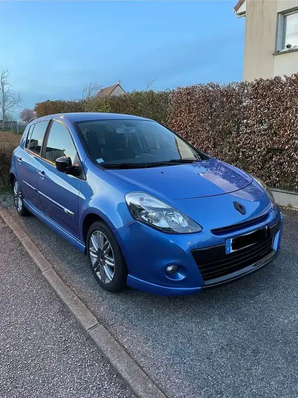 Utilisé 2009 Renault Clio II GT Berline | 5 890 € (Prix juste) - Image 1/4