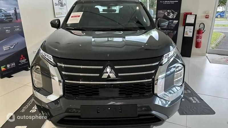 Nouvelle Mitsubishi Outlander P-HEV Invite 137 ch (100 kW) 2025 Gris SUV