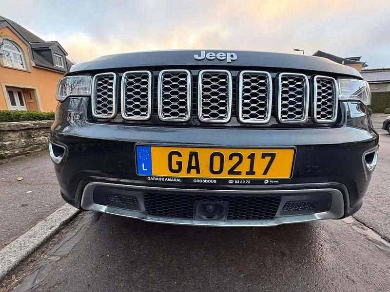 Noir Utilisé 2020 Jeep Grand Cherokee Overland SUV | 36 912 € (Prix juste) - Image 1/4
