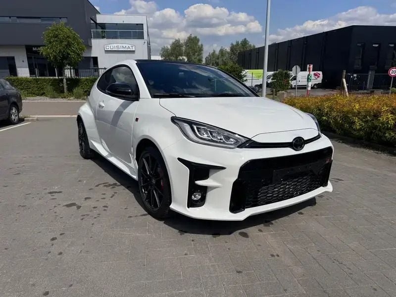 Blanc Nouvelle 2025 Toyota Yaris Berline | 39 000 € (Bon prix) - Image 1/4