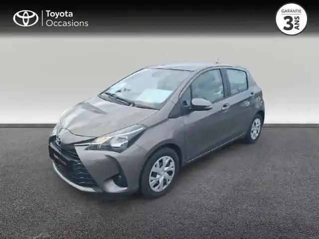 Gris foncé Occasion 2019 Toyota Yaris Connect Style Berline | 12 890 € (Prix assez cher) - Image 1/4
