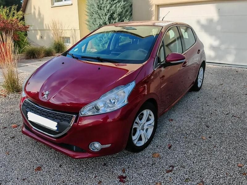 Rouge Utilisé 2013 Peugeot 208 Allure Citadine | 3 950 € (Prix juste) - Image 1/4