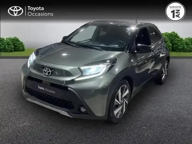 Biton vert aventurine métal/toit noir Occasion 2022 Toyota Aygo X SUV | 15 990 € (Prix assez cher) - Image 1/4