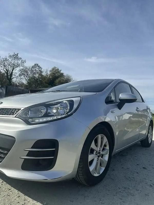 Gris Utilisé 2015 Kia Rio Motion Berline | 6 100 € (Prix juste) - Image 1/4
