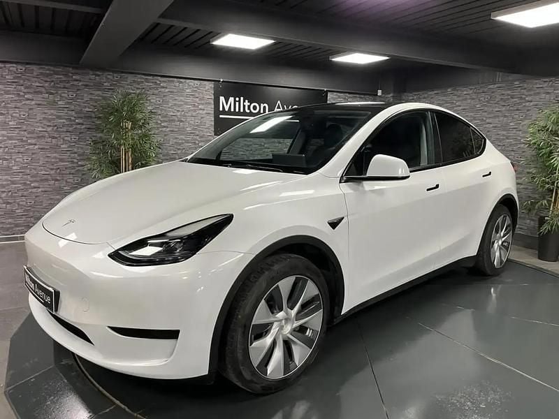 Blanc Utilisé 2022 Tesla Model Y Standard Range SUV | 29 490 € (Prix juste) - Image 1/4