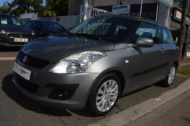 Gris Utilisé 2011 Suzuki Swift GLX Berline | 5 990 € (Prix juste) - Image 1/4