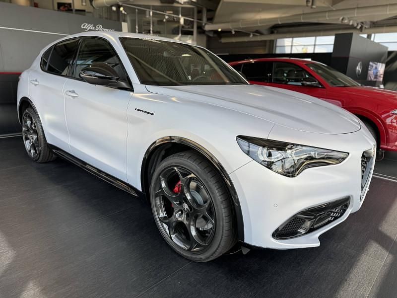 Gris Occasion 2024 Alfa Romeo Stelvio Competizione SUV | 71 700 € - Image 1/4