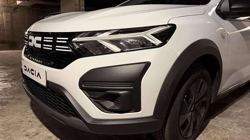 Blanc Utilisé 2025 Dacia Sandero Essentiel SUV | 15 100 € (Prix juste) - Image 1/4