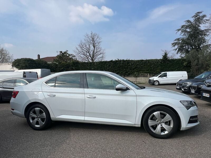Blanc Utilisé 2021 Skoda Superb Berline | 16 800 € - Image 1/4