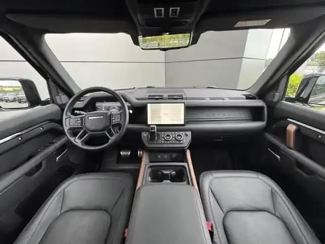 Occasion Land Rover Defender Dynamic 300 ch (220 kW) 2024 Santorini black métallisé SUV