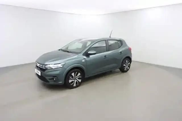 Vert oxide Occasion 2025 Dacia Sandero Berline | 15 890 € (Prix juste) - Image 1/4
