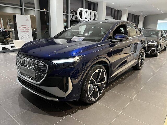 Bleu navarre métallisé Utilisé 2024 Audi Q4 Sportback e-tron S-Line SUV | 49 990 € - Image 1/4