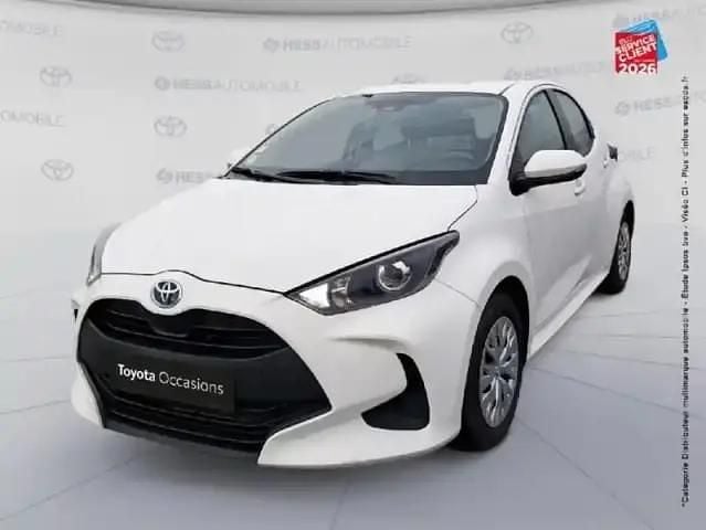 Blanc lunaire (n) Occasion 2023 Toyota Yaris Hybrid Berline | 16 999 € (Bon prix) - Image 1/4