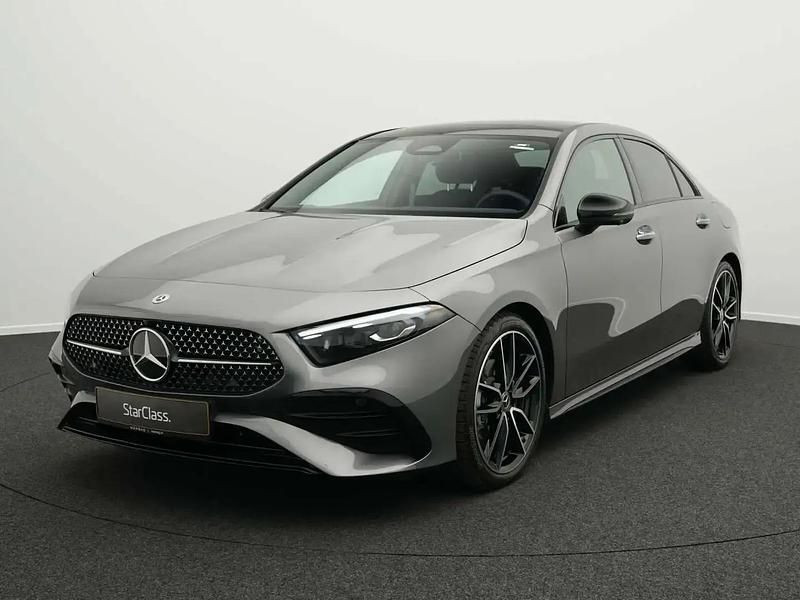Gris Utilisé 2025 Mercedes A180 AMG line Berline | 38 964 € (Prix cher) - Image 1/4