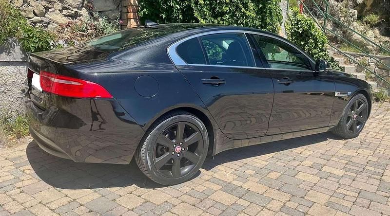 Occasion Jaguar XE Portfolio 180 ch (132 kW) 2015 Noir Berline