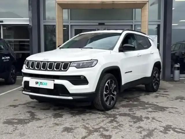 Alpine white Utilisé 2023 Jeep Compass Altitude SUV | 25 990 € (Prix juste) - Image 1/4