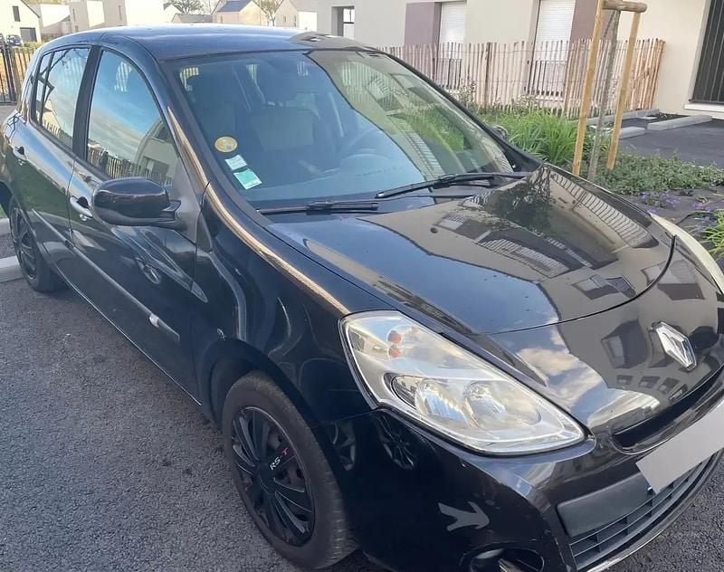 Utilisé 2010 Renault Clio II Berline | 3 900 € (Bon prix) - Image 1/4