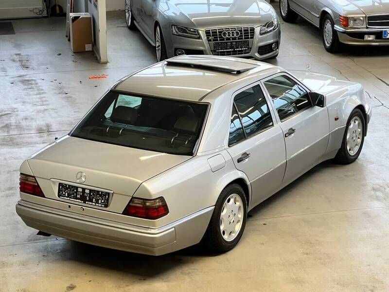 Argent Utilisé 1995 Mercedes E500 Berline | 47 490 € - Image 1/4