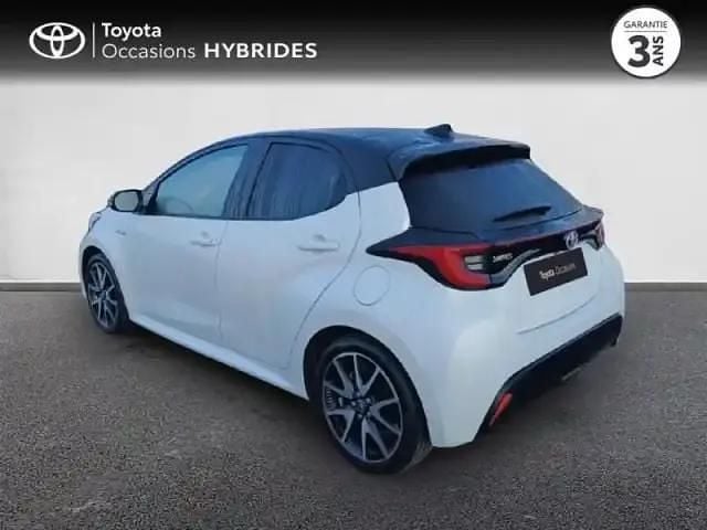 Occasion Toyota Yaris Hybrid 116 ch (85 kW) 2021 Biton blanc lunaire / toit noir Berline