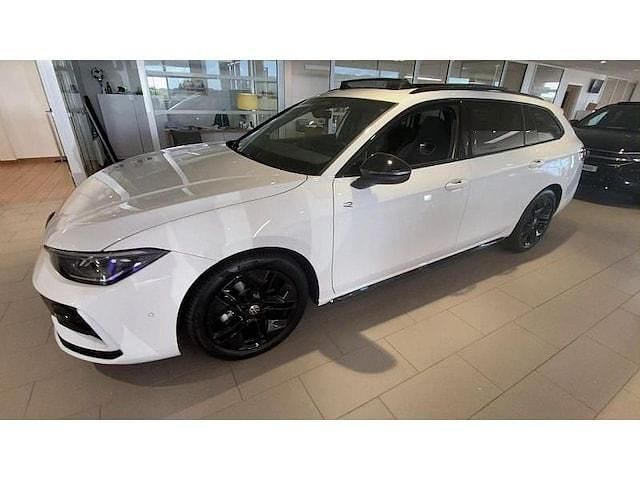 Utilisé 2024 VW Passat R-line Break | 42 999 € - Image 1/4