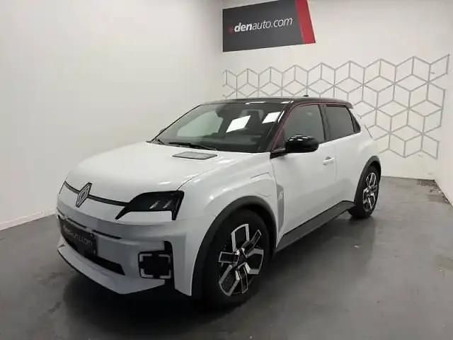 Blanc nacré / toit noir Occasion 2025 Renault 5 E-Tech Berline | 31 190 € (Prix juste) - Image 1/4