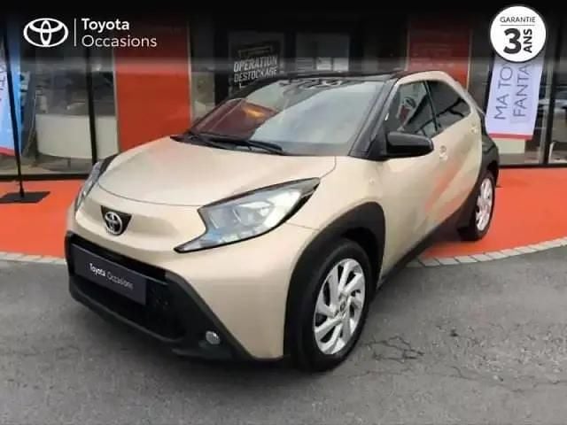 Bi ton beige gingembre noir Utilisé 2022 Toyota Aygo X Design SUV | 15 990 € - Image 1/4