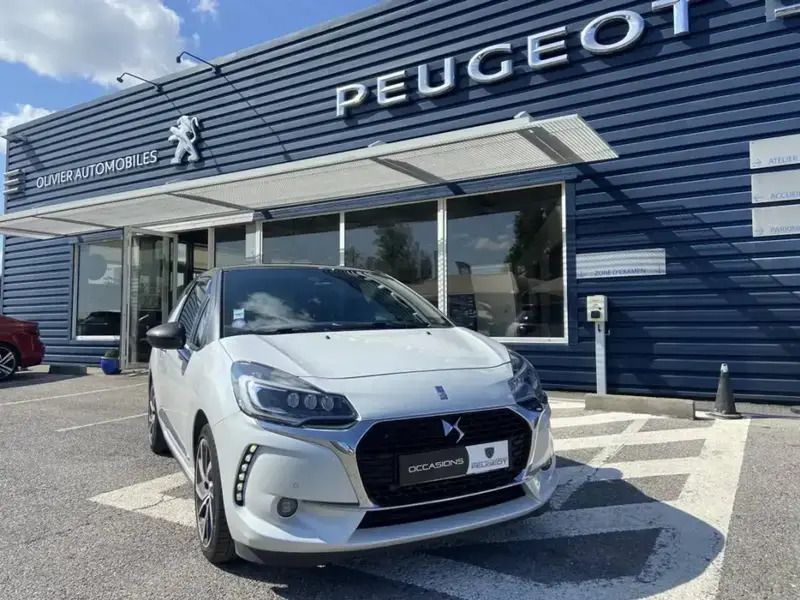 Blanc Utilisé 2016 DS Automobiles DS3 Sport Chic Berline | 11 990 € (Prix cher) - Image 1/4