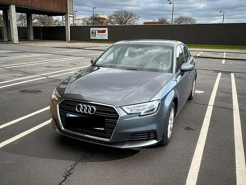 Gris Utilisé 2018 Audi A3 Sportback Sport Berline | 17 990 € (Prix juste) - Image 1/4