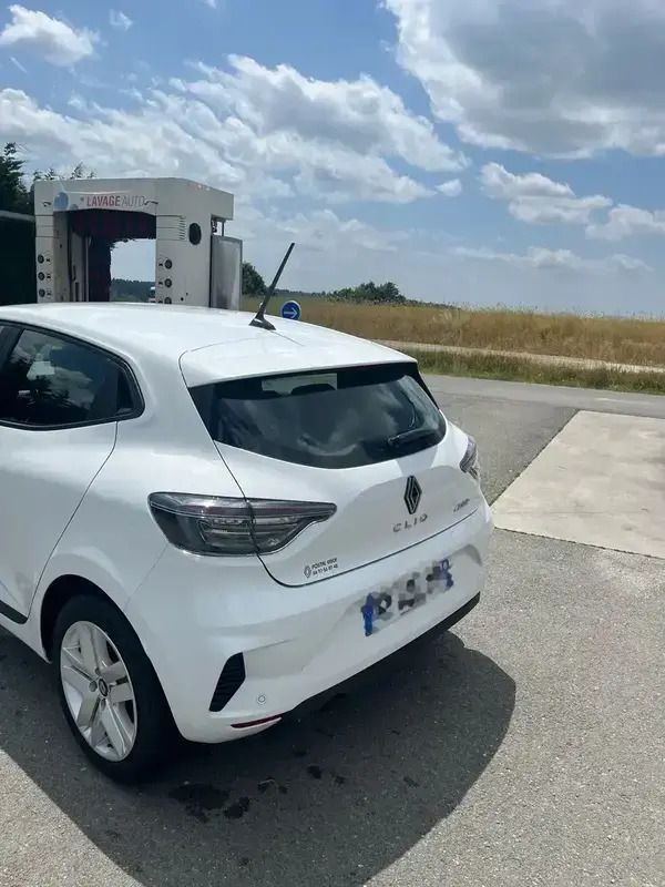 Utilisé 2024 Renault Clio V Evolution Berline | 15 900 € (Prix juste) - Image 1/4