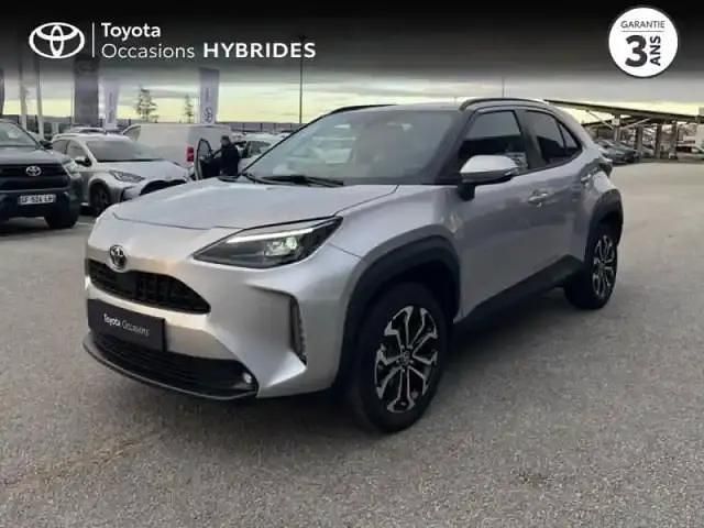 Gris minéral (m) Occasion 2023 Toyota Yaris Hybrid Design SUV | 21 990 € (Prix juste) - Image 1/4