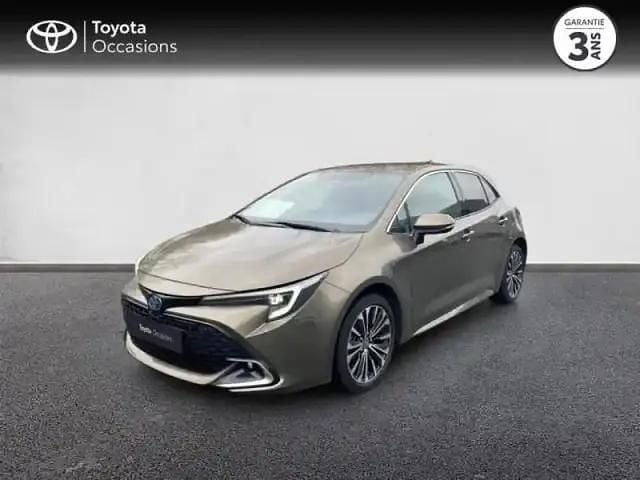 Bronze impérial métallisé Occasion 2023 Toyota Corolla Design Berline | 24 990 € (Prix juste) - Image 1/4