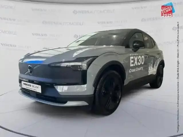 Gris brume métal/toit noir Utilisé 2025 Volvo EX30 CC Performance SUV | 51 999 € - Image 1/4