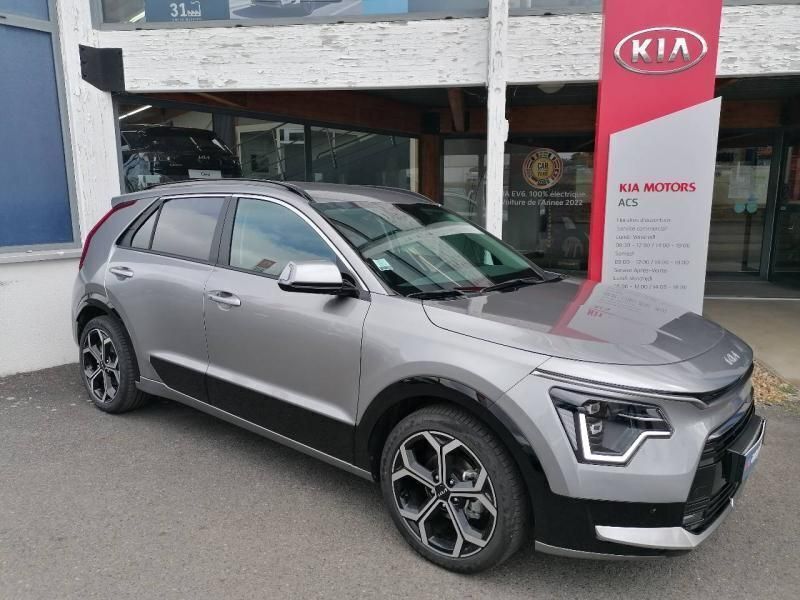 Gris comète métallisé Utilisé 2023 Kia Niro Premium SUV | 32 989 € (Prix cher) - Image 1/4