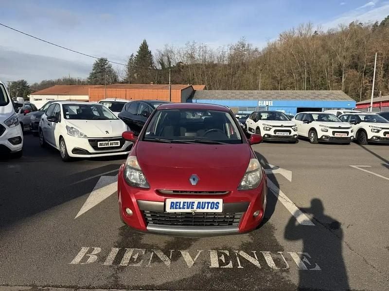 Rouge Occasion 2010 Renault Clio III Dynamique Berline | 5 990 € (Prix juste) - Image 1/4