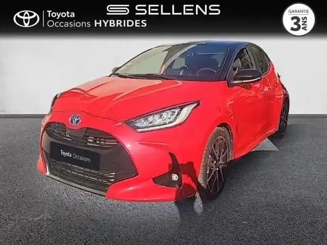 Biton rouge fusion / toit noir Occasion 2021 Toyota Yaris Hybrid Berline | 18 990 € (Prix assez cher) - Image 1/4