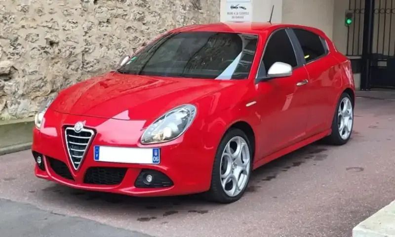 Rouge Utilisé 2012 Alfa Romeo Giulietta Citadine | 9 999 € - Image 1/4