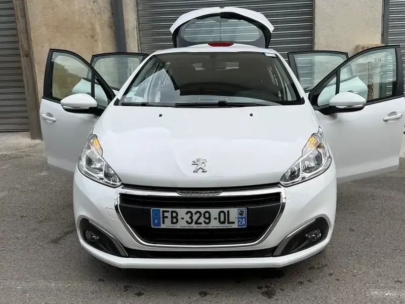 Blanc Utilisé 2018 Peugeot 208 Premium Citadine | 6 000 € - Image 1/4