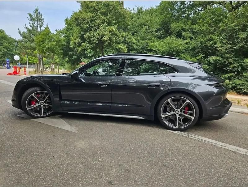 Utilisé 2023 Porsche Taycan 4S Performance Package Berline | 90 000 € (Prix cher) - Image 1/4