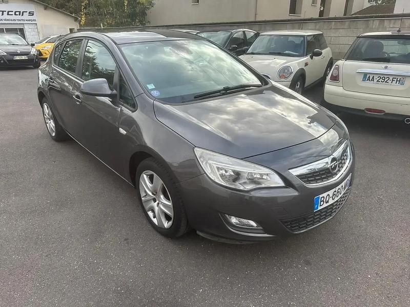 Gris Occasion 2011 Opel Astra Enjoy | 4 990 € - Image 1/4