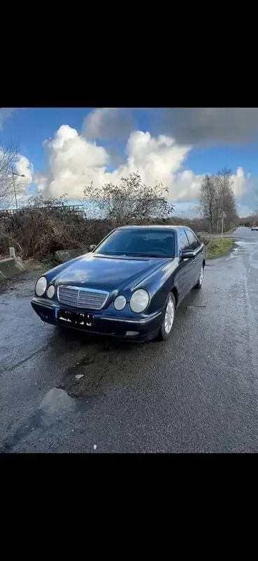 Utilisé 2001 Mercedes E200 Classic Berline | 1 200 € - Image 1/4