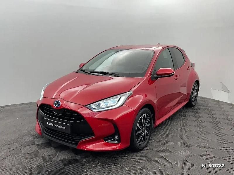 Rouge Occasion 2023 Toyota Yaris Hybrid Design | 20 990 € (Bon prix) - Image 1/4