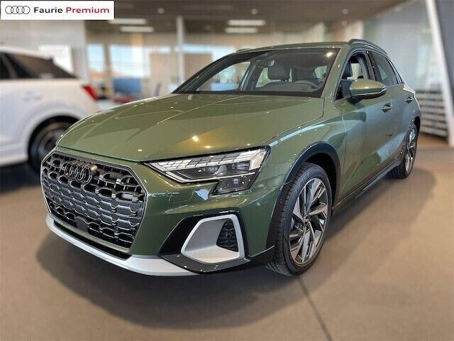 Vert district métallisé Nouvelle 2025 Audi A3 Sport | 41 900 € (Prix cher) - Image 1/4