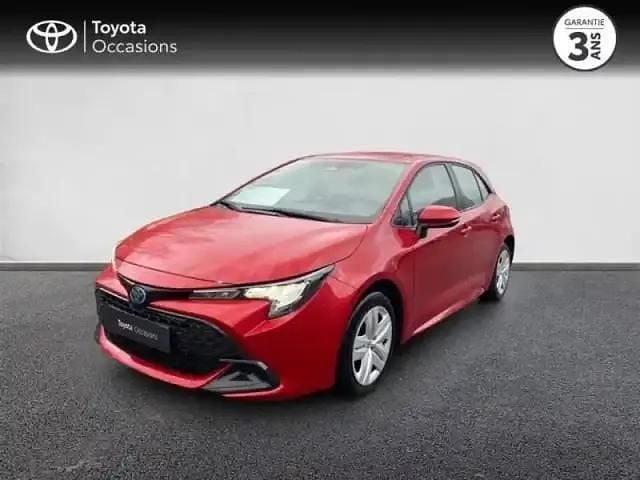 Rouge intense métallisé Occasion 2023 Toyota Corolla Active Berline | 22 890 € (Prix juste) - Image 1/4