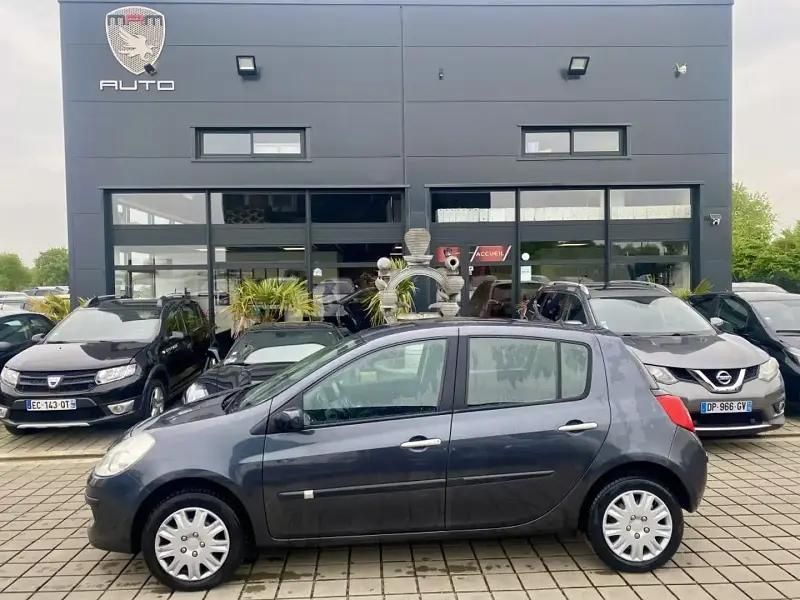 Gris Utilisé 2006 Renault Clio II Dynamique Berline | 3 490 € (Prix juste) - Image 1/4