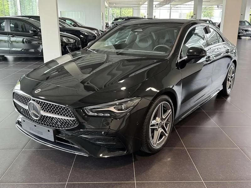 Rouge Utilisé 2024 Mercedes CLA180 AMG Berline | 32 990 € (Prix assez cher) - Image 1/4