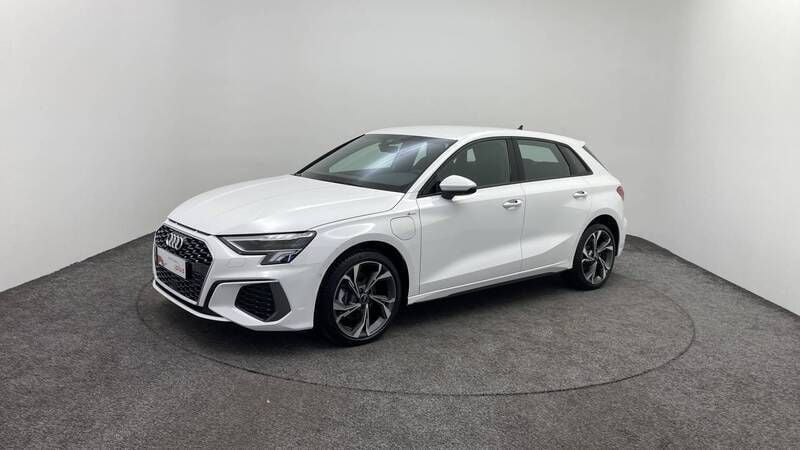 Blanc Utilisé 2024 Audi A3 Sportback Sport Berline | 43 990 € - Image 1/3